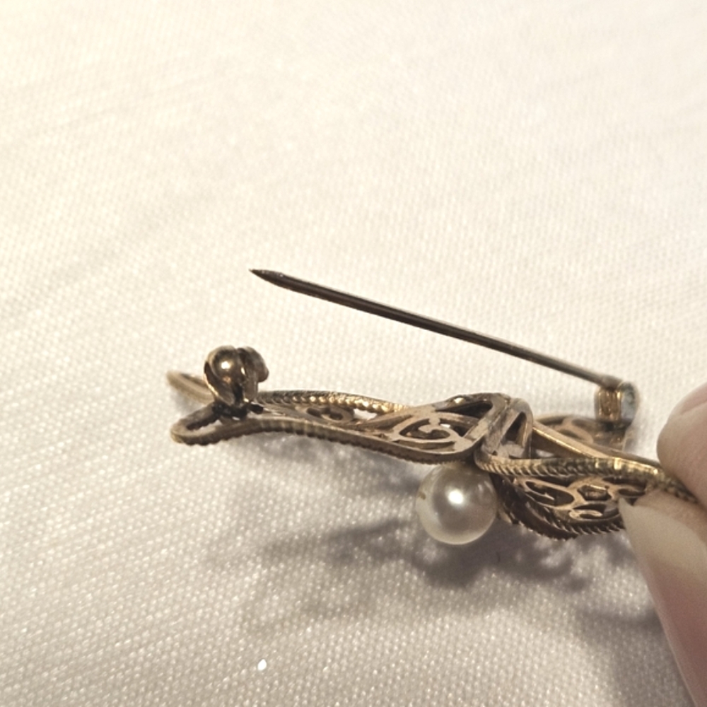 Van Dell Vintage Four-leaf Floral Gold-tone Filigree Work Lustrous Pearl Brooch - Picture 4 of 7